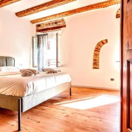 NEW Luxury Jacuzzi Suite - 100sqm Historic Center - 50m from Parking, hotel i Trento