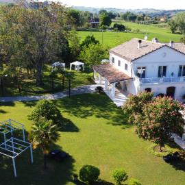 B&B Luna Bianca, מלון בTrecastelli