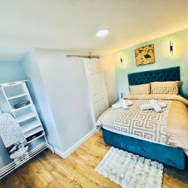Luxe 1B Chalet, HotTub, free parking Nr LTN Airport, L&D Hosp, Whipsnade Zoo, fast trains into Central London, hotel in Luton