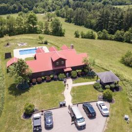 Big Sky Lodge - by The Chalets, hotell i Logan