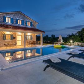 Villa Leana, a beautiful stone villa in a tranquil location, viešbutis mieste Raša