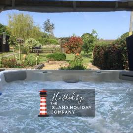 Dassia-Rural Bungalow, Dog Friendly with Hot Tub Near Gurnard