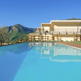 Costa Blu - Pool and terrace overlooking the lake, хотел в Рива ди Солто