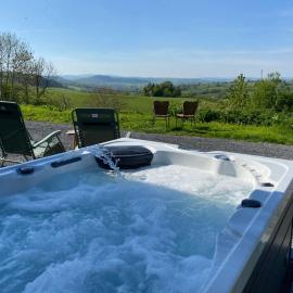 Fabulous Hot Tub with Views!, hotel in Llanfair Caereinion