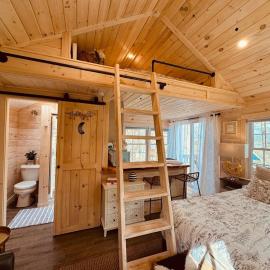 Cheerful Cottage with Loft 9, hotel in Edgecomb