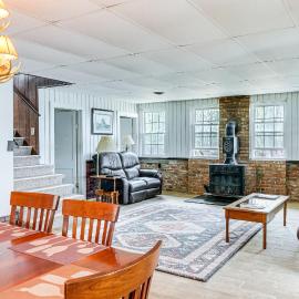 Cozy Home w/ Yard: Steps to Mississippi River, hotel en Albany