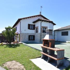 Cómoda casa en entorno natural y cerca de la playa โรงแรมในโซโม