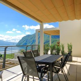 Costa blu - Pool and terrace overlooking the lake, хотел в Рива ди Солто