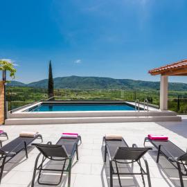 Holiday Home Baan with epic view and private pool, hotel di Ljuta
