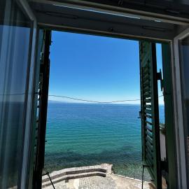 room 10 m from the sea
