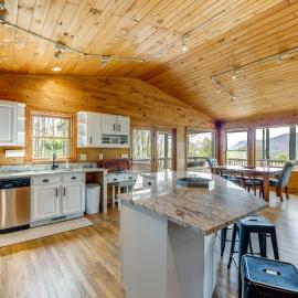 10 Mi to Waynesville: Cabin w/ Hot Tub & Mtn Views, hotel a Balsam
