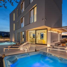 Luxury seafront Villa Noles with heated Pool, Jacuzzi, EV near Zadar, hotel in Sukošan