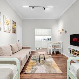 "Olive & Bloom" entire vila with Pool & Private Parking, hotel din Berat