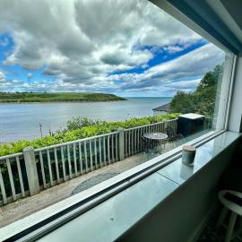 PERIWINKLE COTTAGE, with the most amazing sea view