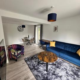 Contemporary Comfort 2-Bedroom 2 bath Home, hotel in Stoughton