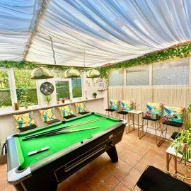 16th Century Farm House,6 Beds,5 BATHROOMS,SLEEPS 15,BBQ,HOT TUB,CINEMA ROOM WITH SURROUND SOUND,With Cymru Holidays、Llangwm-isafのホテル