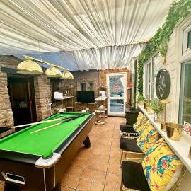 16th Century Farm House,6 Beds,5 BATHROOMS,SLEEPS 15,BBQ,HOT TUB,CINEMA ROOM WITH SURROUND SOUND,With Cymru Holidays, hotel v mestu Llangwm-isaf