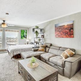 Near Hiking & Biking: Mtn-View Brian Head Studio!, хотел в Брайън Хед