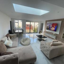 Cosy 4 bedroom house in borehamwood with large onsite parking and large beds