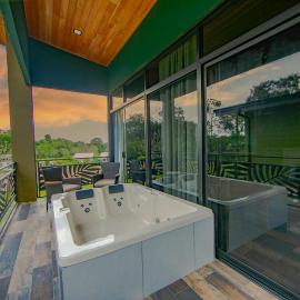 Paraiso Lima -Luxury King Suite with Private Jacuzzi Balcony-5 min to La Fortuna