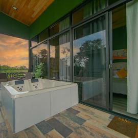 Refugio Verdanza-Luxury King Suite with Private Jacuzzi Balcony-5 min to La Fortuna