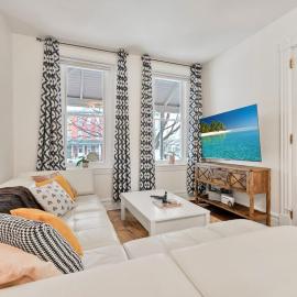 Downtown Lancaster Luxury 4BR - Garage & Parking, hotel sa Lancaster