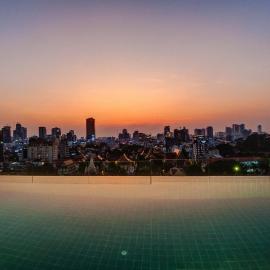 GLOW PARK HOTEL Grand Royal Palace، فندق في بنوم بنه