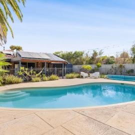 Relaxed Coastal Living with Poolside Bliss - Mullaloo, hotel di Perth