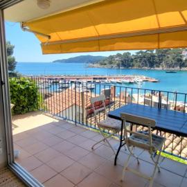 Apartment in front of the sea