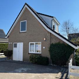 HÜBSCHES FERIENHAUS IN OUDDORP - fußläufig zum Strand und Zentrum, Hotel in Ouddorp
