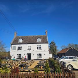 The Swan Inn، فندق في Hilborough