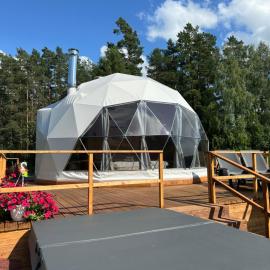 Grisli glempings: Gauja şehrinde bir otel