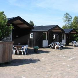 Kampeerhut met gedeeld sanitair, hotelli kohteessa Wintelre