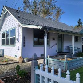 Cute Cottage with fully fenced yard