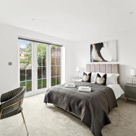 LUXURIOUS Apartments in Staines l Free Onsite Parking, hótel í Staines