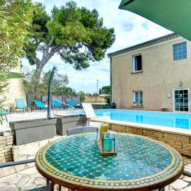 Logis Hôtel La Bastide d'Entraigues، فندق في Entraigues-sur-la-Sorgue