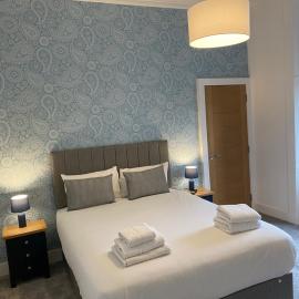 Spacious 2 bed sleeps 5 above traditional music pub