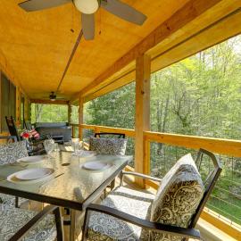 Hot Tub & Fire Pit! Creekfront Bryson City Cabin, Hotel in Bryson City