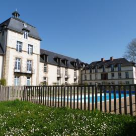 Appartement familial dans un château avec piscine chauffée, proche plages et sites du Golfe du Morbihan, hotel v destinácii Baden