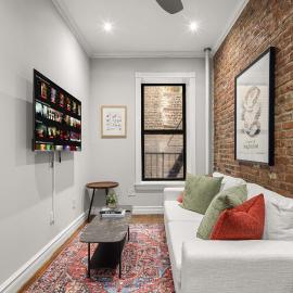 Stylish Escape Modern 2BR Condo on Prince Street, hotel sa New York
