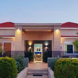 Luxury Villa Eva-Mari with jacuzzi, 50m from the beach