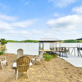 Beach + Dock! Lakefront Ozarks A-Frame Retreat, hotel u gradu Linn Creek