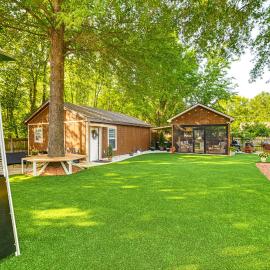 Home w/ Hot Tub, Playset & Grills in Clarksville!، فندق في كلاركسفيل