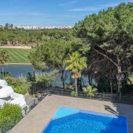Relaxing Family Retreat with Stunning Golf Views, hotel in Benalmádena
