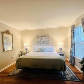 Lakefront Condo - King Bed Full Kitchen, hotell i Auburn