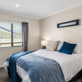 Logan House, Stylish Getaway With BBQ and Yard