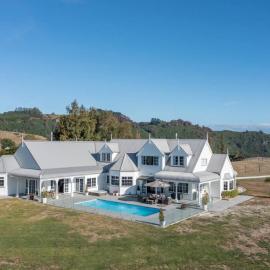 Luxury Group Escape With Spa, Pool, Views and Privacy, hotel a Taupo