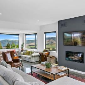 Peaceful Luxury Retreat with Lake Views and Spa Pool, hotel a Taupo