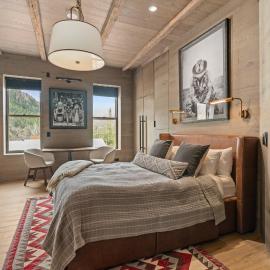 Independence Square 301, Great Hotel Room with Excellent Location & Rooftop Hot Tub