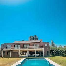 Hermosa Mansión c/pileta y jacuzzi -Barrio privado, hotel u gradu 'Bajo Lunlunta'